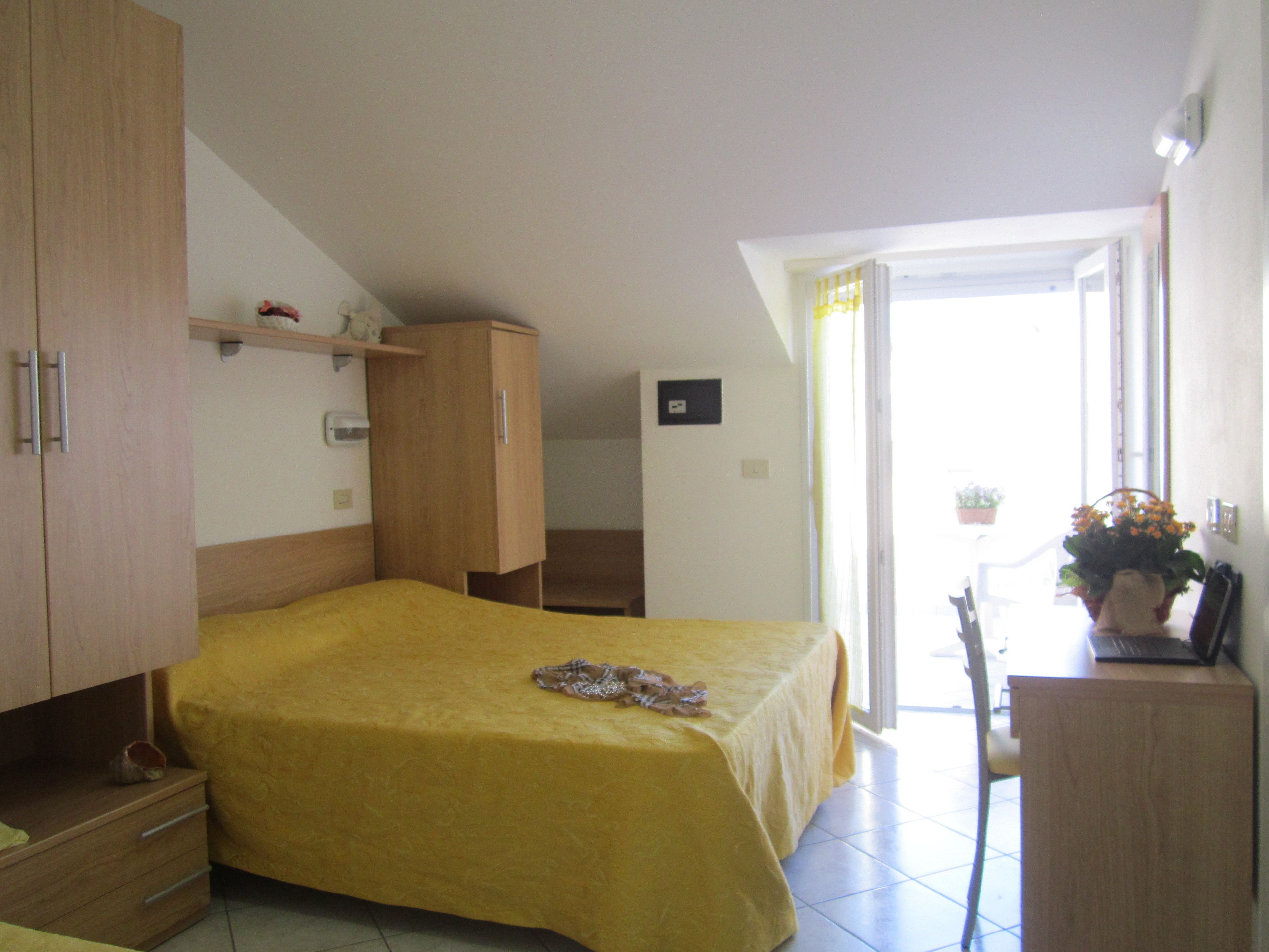 in-room safe, desk, cots/infant beds, rollaway beds