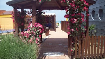 Vlak bij het strand, strandhuisjes (toeslag), ligstoelen, parasols
