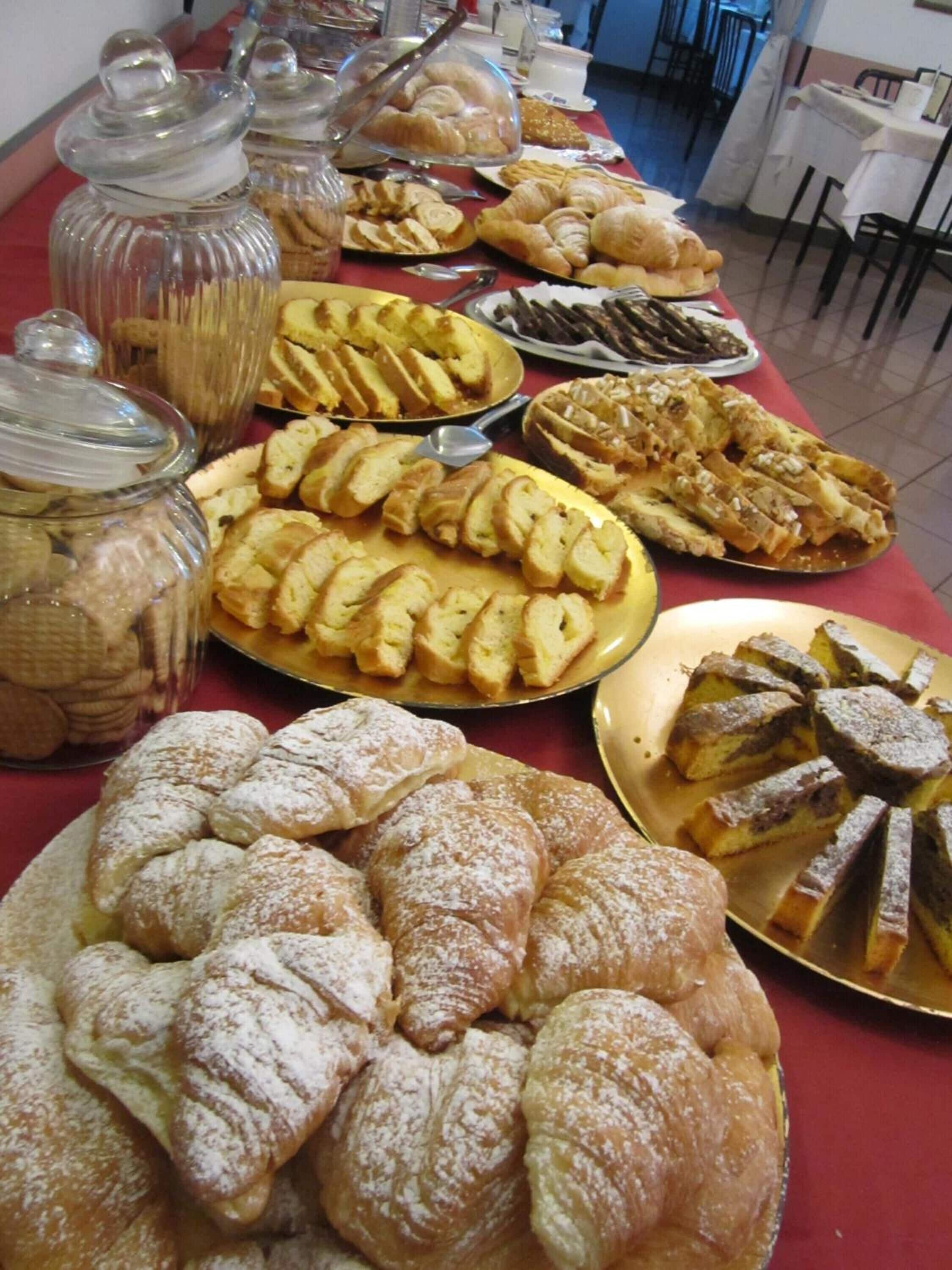 Se sirven almuerzos, cenas y cocina internacional 