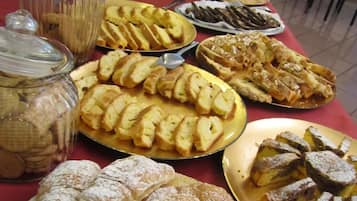 Se sirven almuerzos, cenas y cocina internacional