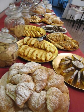 Aperto a pranzo e cena, cucina internazionale