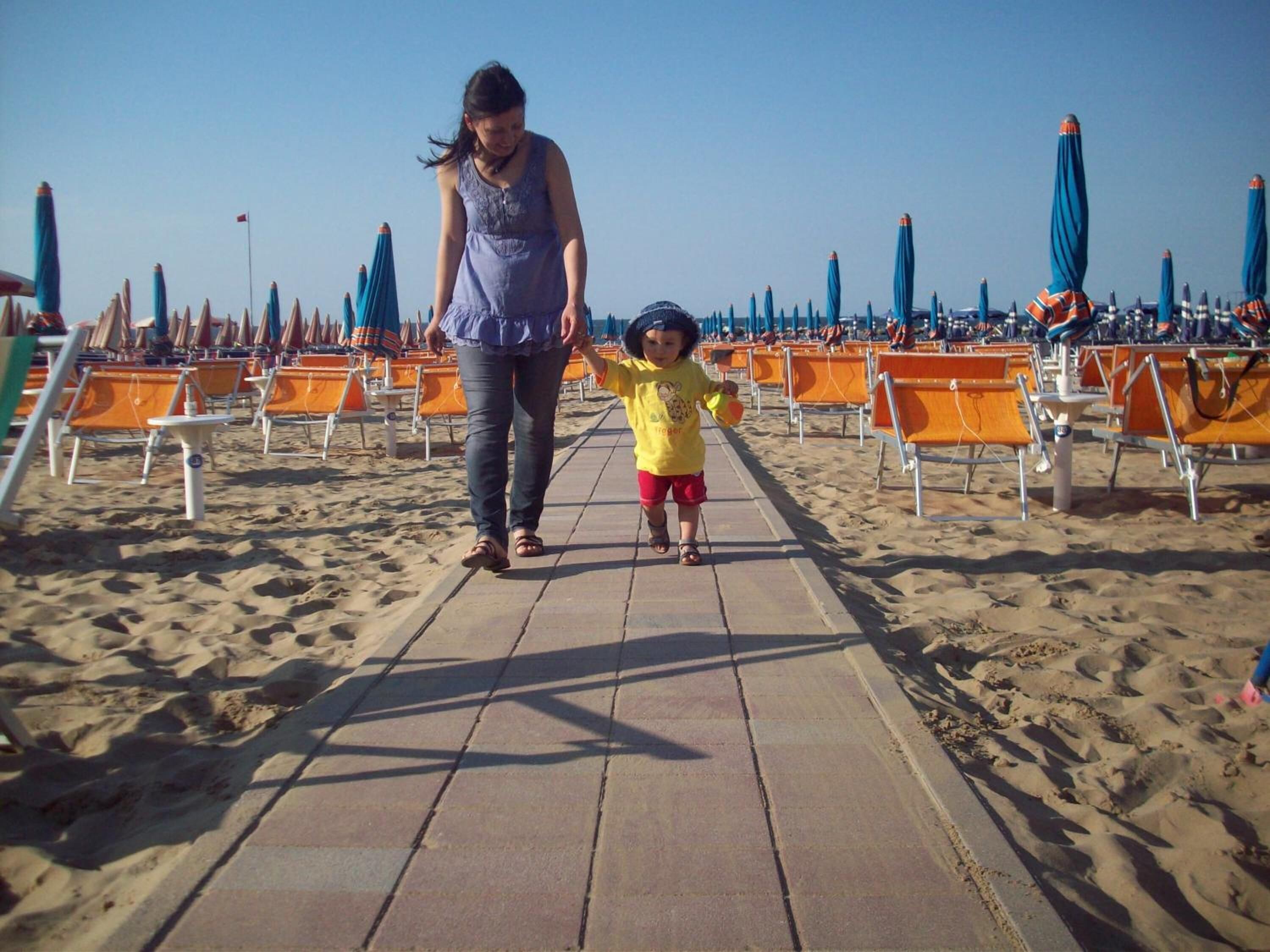 beach nearby, beach cabanas, sun-loungers, beach umbrellas