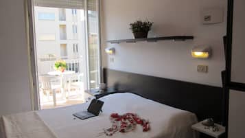 Cofres nos quartos, escrivaninha, berços (sobretaxa)