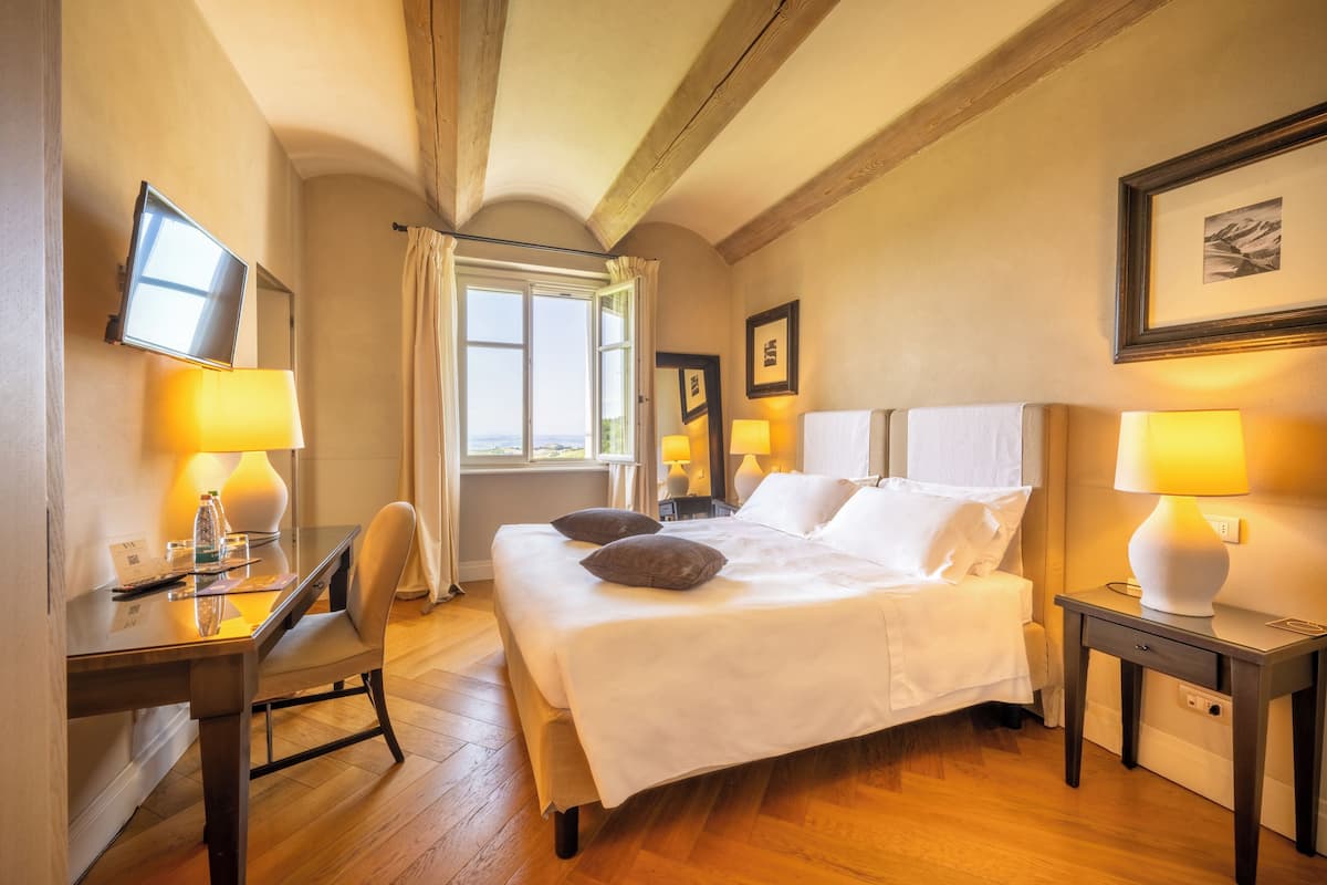 Habitación Deluxe, 1 cama de matrimonio, baño privado | 1 dormitorio, ropa de cama de alta calidad, edredones de plumas