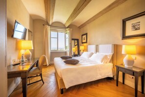 Chambre Deluxe, 1 grand lit, salle de bain privée | Literie de qualité, couette en duvet, minibar, coffre-fort