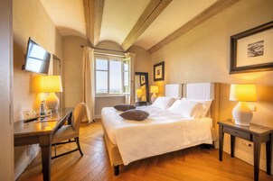 Ropa de cama de alta calidad, cubrecamas y minibar 