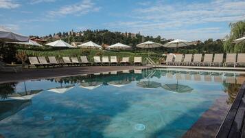 屋外プール、営業時間 9:00 ~ 19:30、プール パラソル、サンラウンジャー