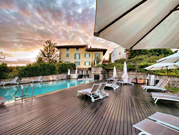 Outdoor pool, open 9:00 AM to 7:30 PM, pool umbrellas, sun loungers