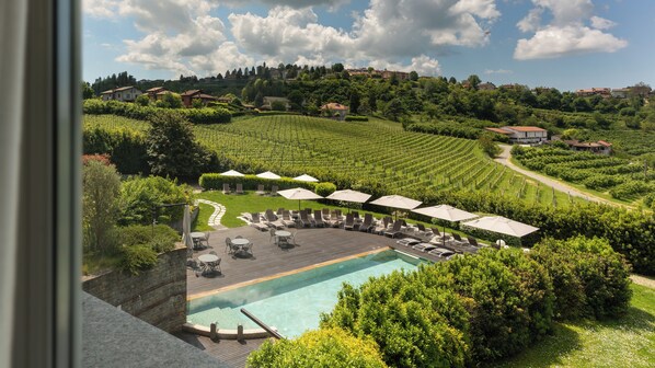 Piscine extérieure, accÚs possible de 9 h à 19 h 30, parasols