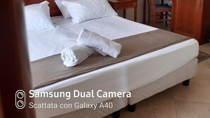 A hotel room with a bed, a desk, a chair, a telephone, and a mirror. - Hotel D'Angelo Palace (Mazara del Vallo)