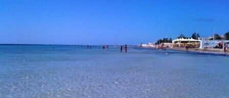 Una playa cerca, arena blanca