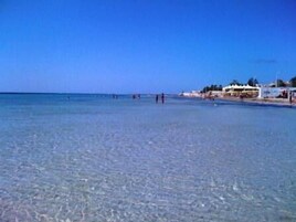Perto da praia, areia branca 