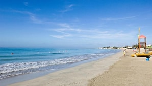 A beach with a lifeguard tower and a clear blue sky. - Hotel D'Angelo Palace (Mazara del Vallo)