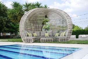 Piscina interna, piscina externa sazonal, espreguiçadeiras