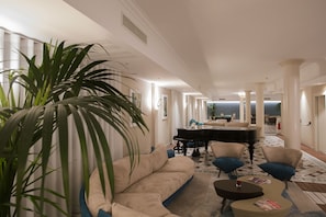 Coin salon dans le hall