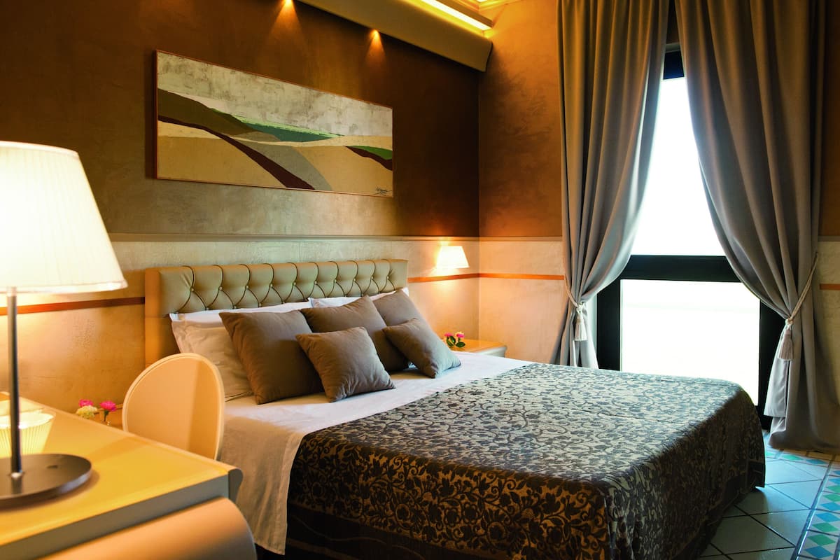 Chambre simple supérieure, 1 trÚs grand lit | Literie de qualité, minibar, coffre-fort, bureau