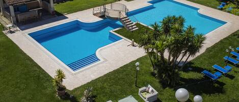 Innendørsbasseng, sesongbasert utendørsbasseng og solsenger