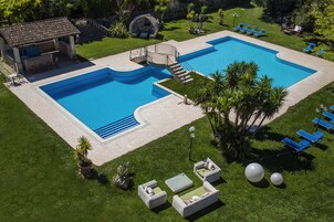 Piscina interna, piscina externa sazonal, espreguiçadeiras