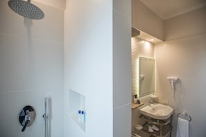 Combined shower/bathtub, free toiletries, hair dryer, bidet - Hotel Hermitage (Galatina)