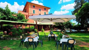 2 restaurants, breakfast, dinner served; local cuisine