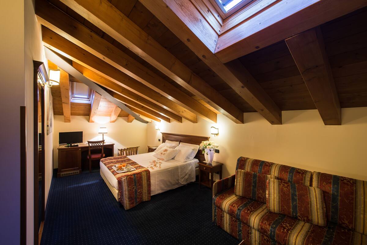 Junior Suite | In-room safe, desk, blackout curtains, iron/ironing board