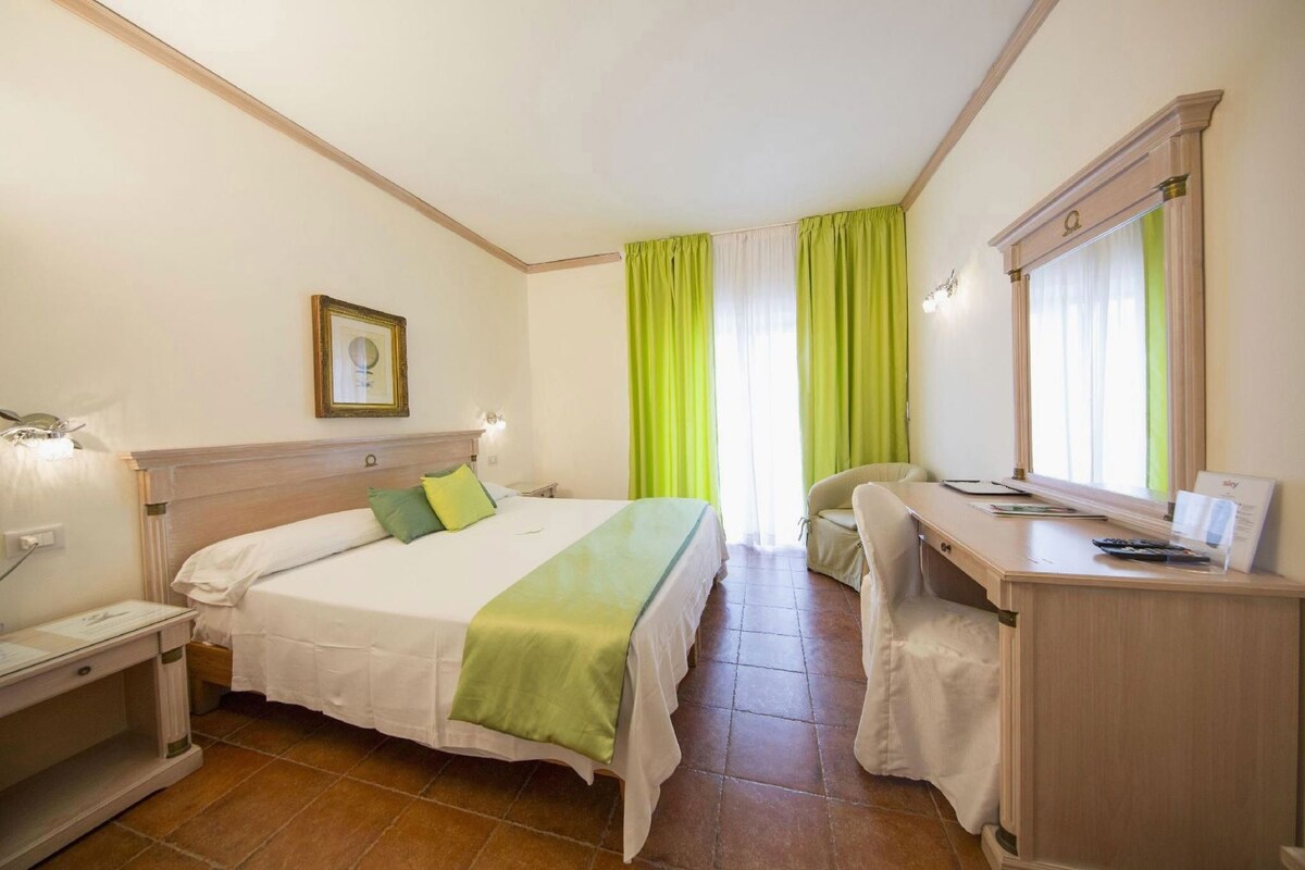 Minibar, in-room safe, desk, free WiFi