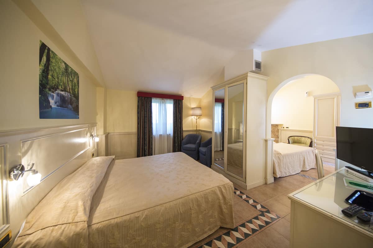 Quarto quádruplo | Frigobar, cofres nos quartos, escrivaninha, Wi-Fi de cortesia