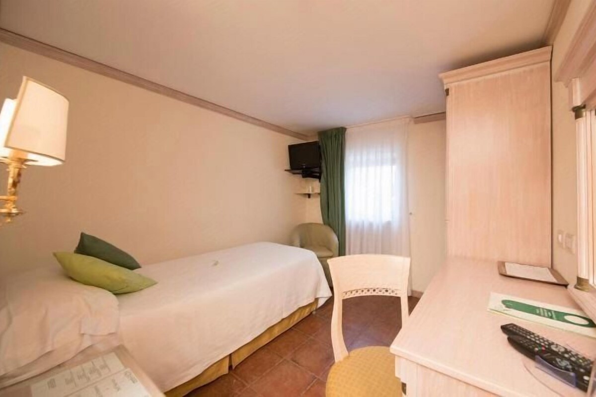 Minibar, in-room safe, desk, free WiFi