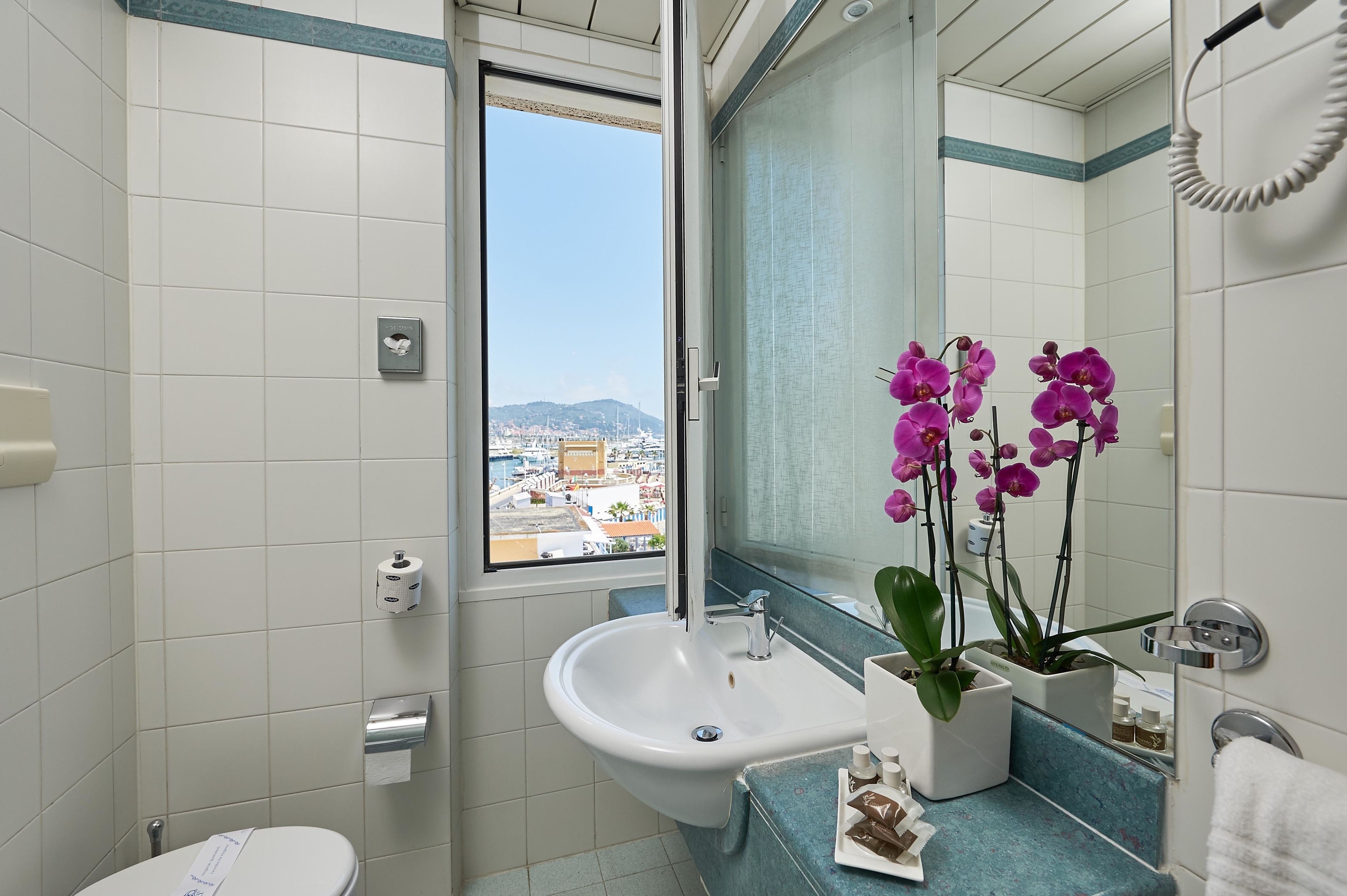 triple room | bathroom | shower, free toiletries, hair dryer, bidet