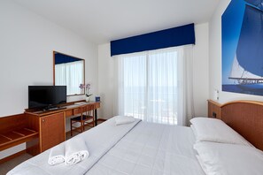 Double Room, Sea View | Minibar, in-room safe, desk, laptop workspace - Hotel Croce di Malta (Imperia)