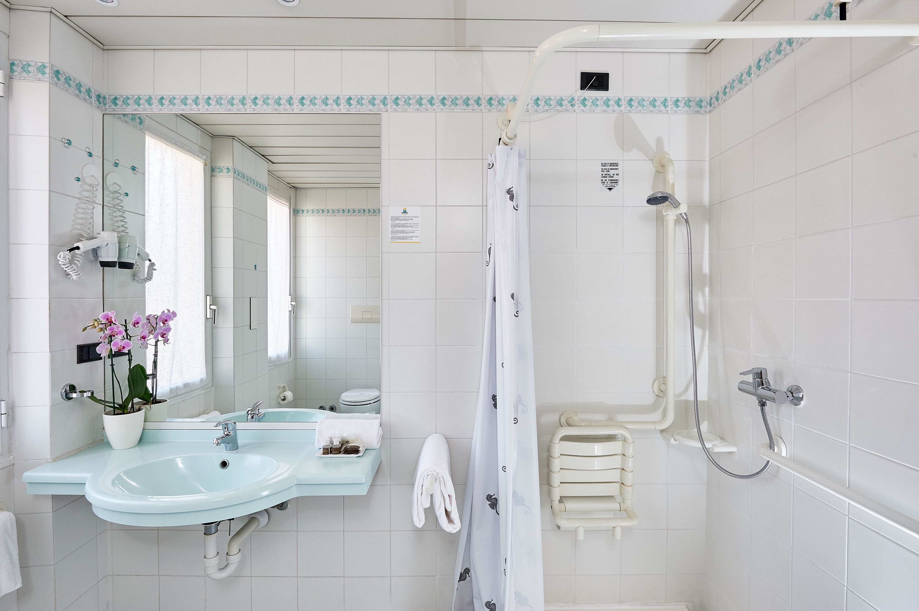 quadruple room | bathroom | shower, free toiletries, hair dryer, bidet