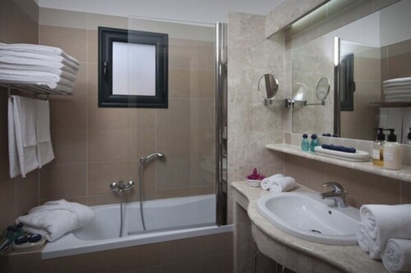 A modern bathroom with a bathtub, a sink, and a shower. - Cala Ginepro Hotel Resort (Orosei)