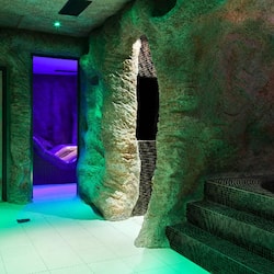 Un sauna, una bañera de hidromasaje, baño turco/hammam