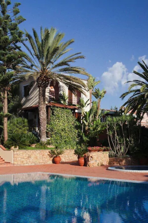 Indoor pool, 2 outdoor pools