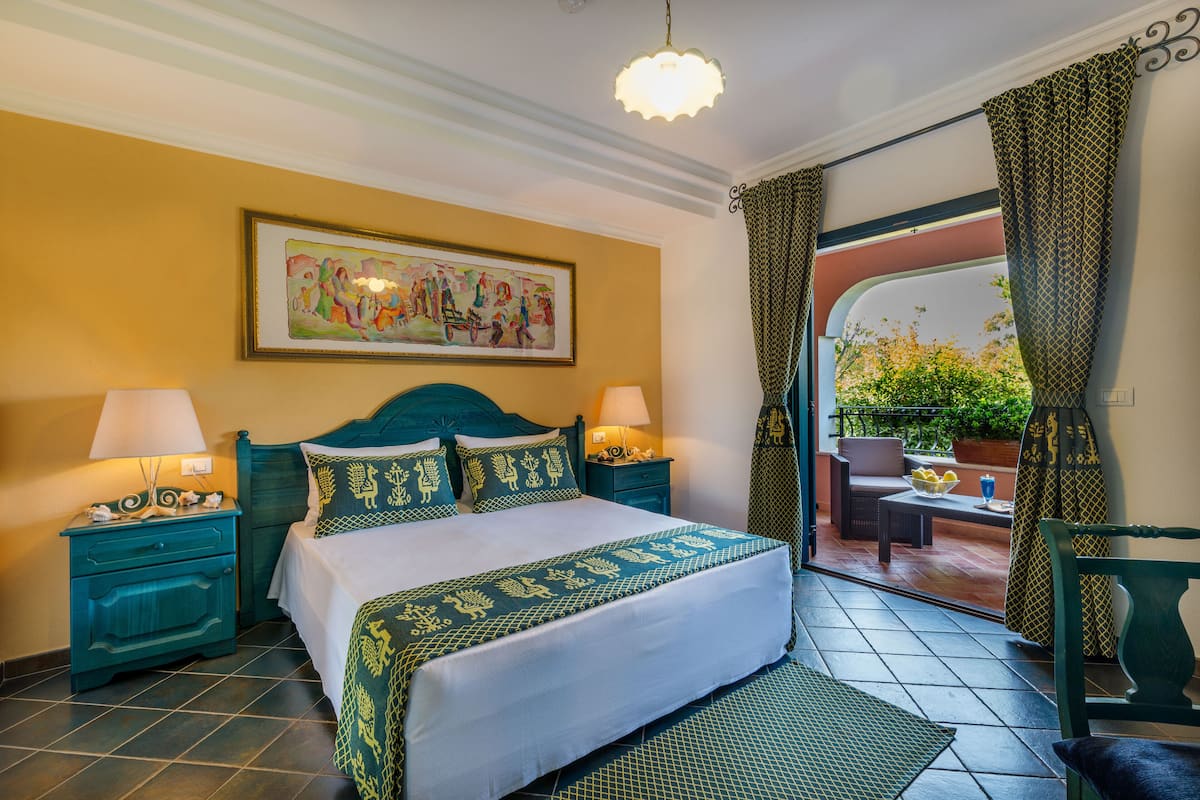 Superior Double Room | Bar mini, peti besi dalam bilik, meja, cadar katil 