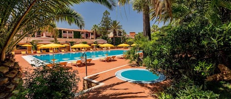 Piscine couverte, 2 piscines extérieures