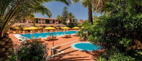 Indoor pool, 2 outdoor pools