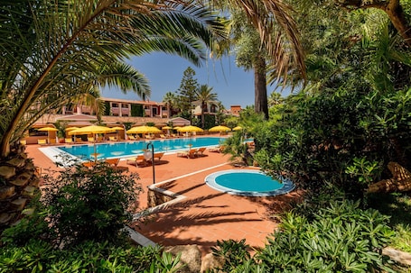 Una piscina techada, 2 piscinas al aire libre