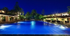 Piscine couverte, 2 piscines extérieures