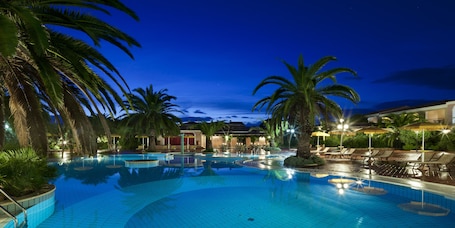 2 piscinas al aire libre, sillones reclinables de piscina