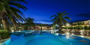 2 piscinas al aire libre, sillones reclinables de piscina
