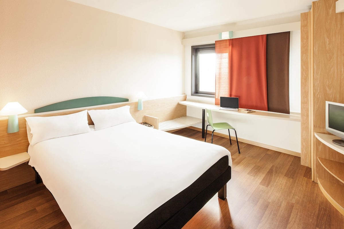 Standardzimmer, 1 Doppelbett | 1 Schlafzimmer, Zimmersafe, Schreibtisch, schallisolierte Zimmer