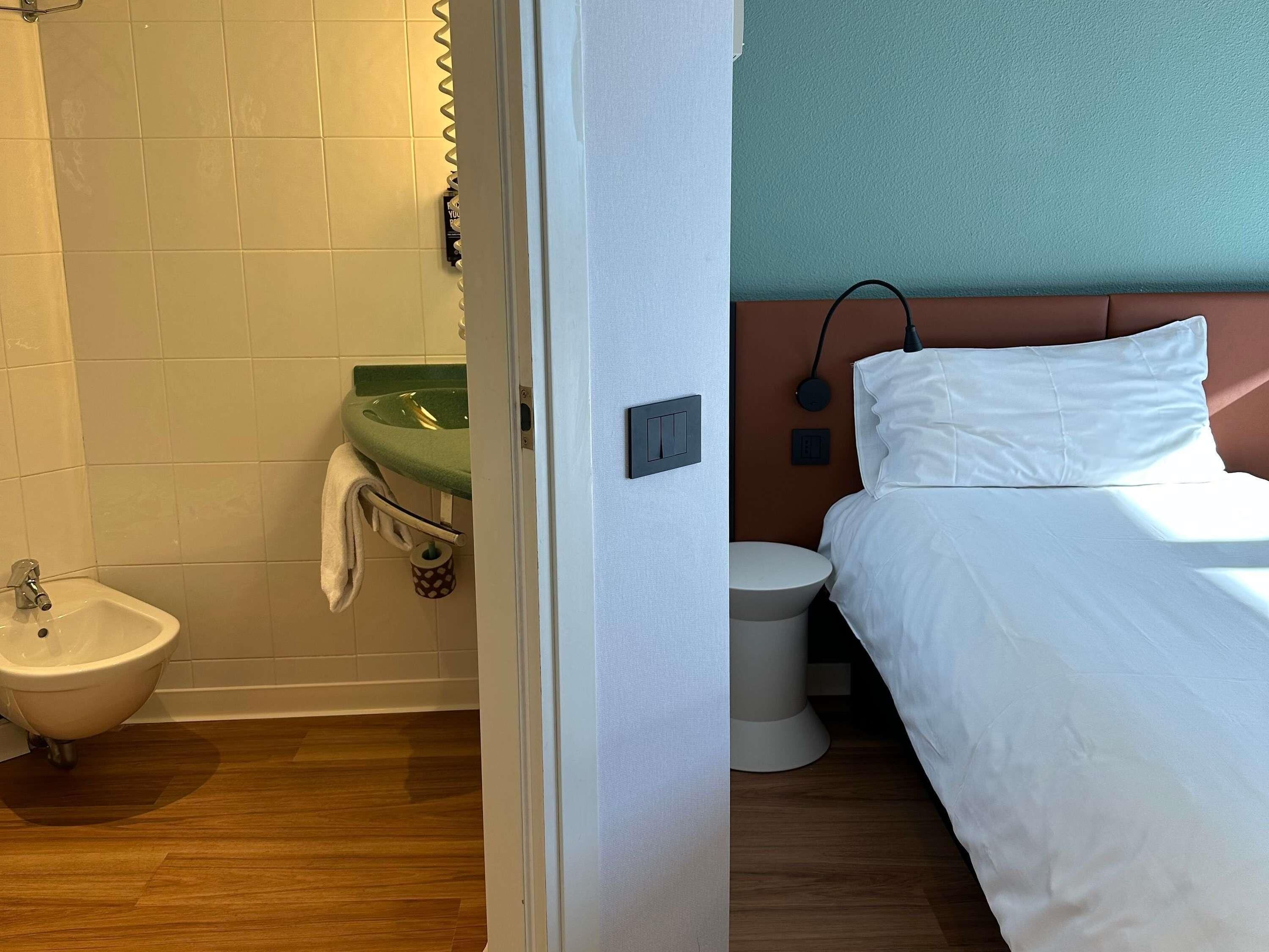 Ein Badezimmer mit Bidet, Waschbecken und Toilette.