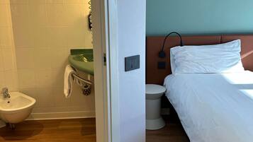 Ein Badezimmer mit Bidet, Waschbecken und Toilette.