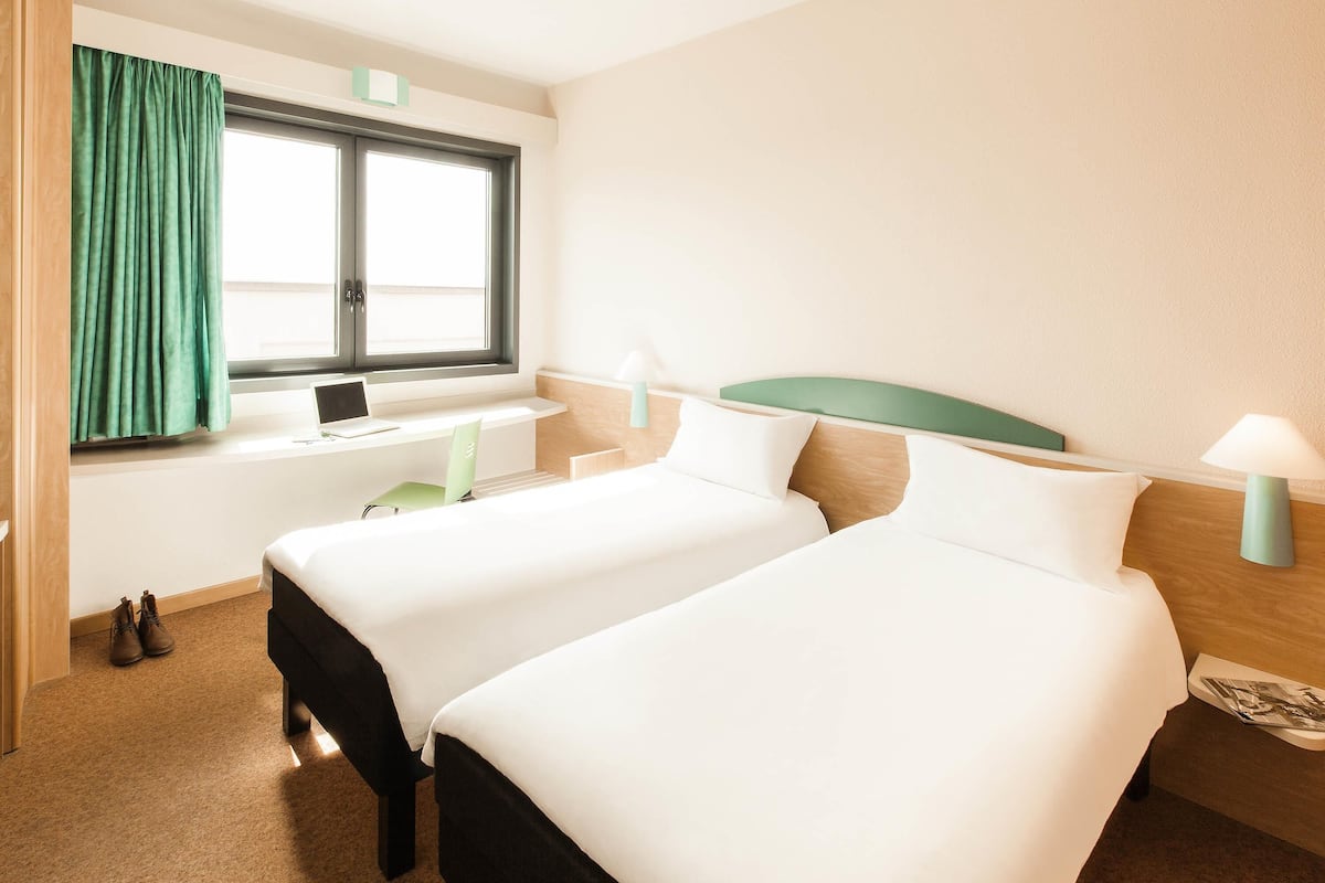 Standardzimmer, 2Â Einzelbetten | 1 Schlafzimmer, Zimmersafe, Schreibtisch, schallisolierte Zimmer
