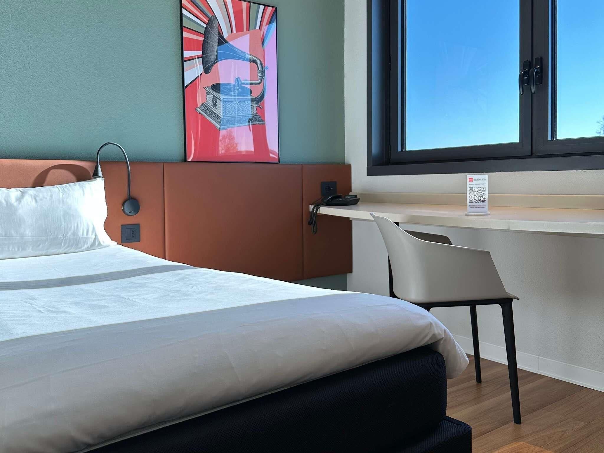 Standard-huone, 2 yhden hengen sänkyä | 1 makuuhuone, untuvapeitot, tallelokero huoneessa, työpöytä