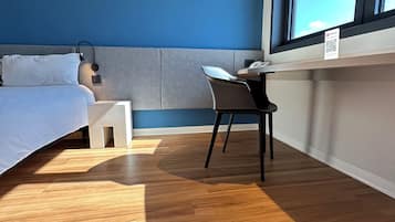 Standardzimmer, 1 Doppelbett | 1 Schlafzimmer, Zimmersafe, Schreibtisch, schallisolierte Zimmer