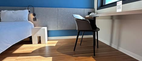 Habitación estándar, 1 cama matrimonial | 1 habitación, caja de seguridad en la habitación y escritorio