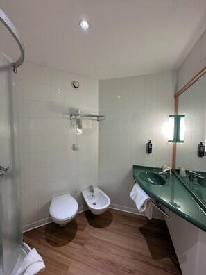 Combined shower/bathtub, eco-friendly toiletries, hair dryer, towels - ibis Roma Fiera (Rome)