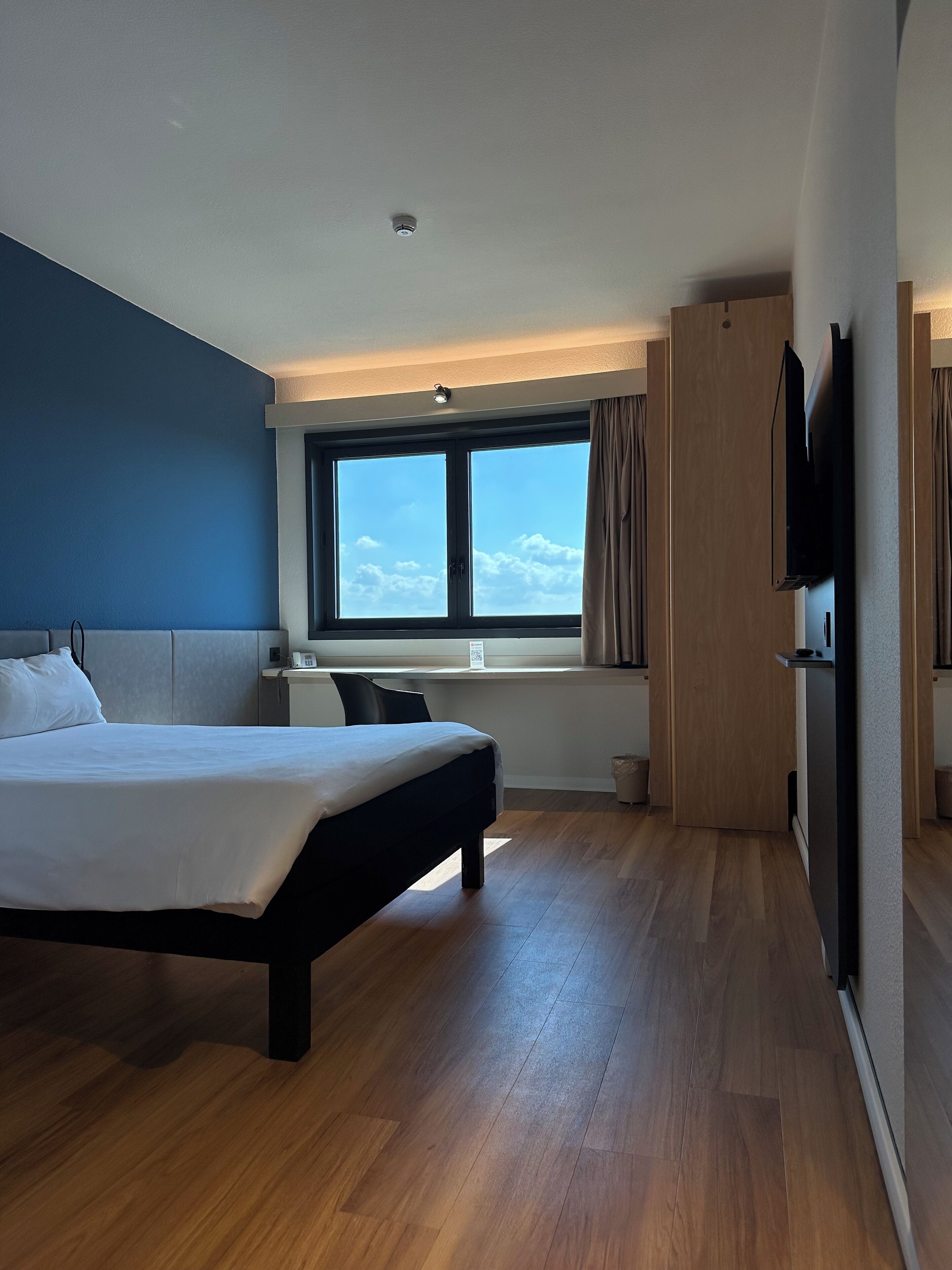 1 habitación, cubrecamas y caja de seguridad en la habitación 